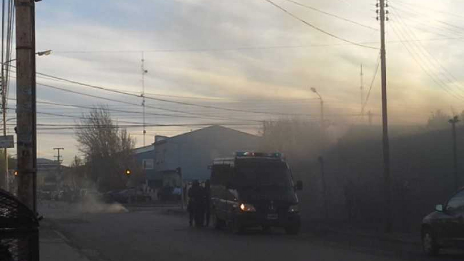 El reclamo desmadrado: rompieron móvil policial y le  tiraron un piedrazo en la cara a un policía